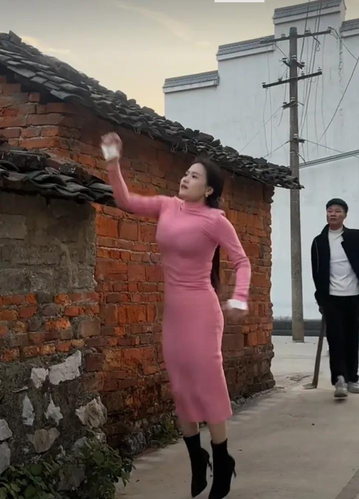 少女在乡间小路上尽情地跳跃着，裙摆随风飞扬，这是多么美的画面啊！这让我回忆起自己