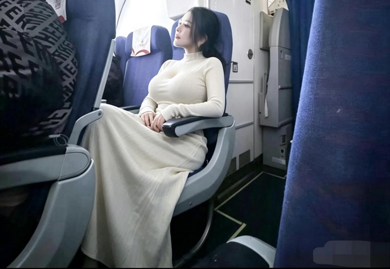 什么样的气质，才是装不出来的从容贵气？
 
机舱安静的一隅，一身素雅长裙安然落座