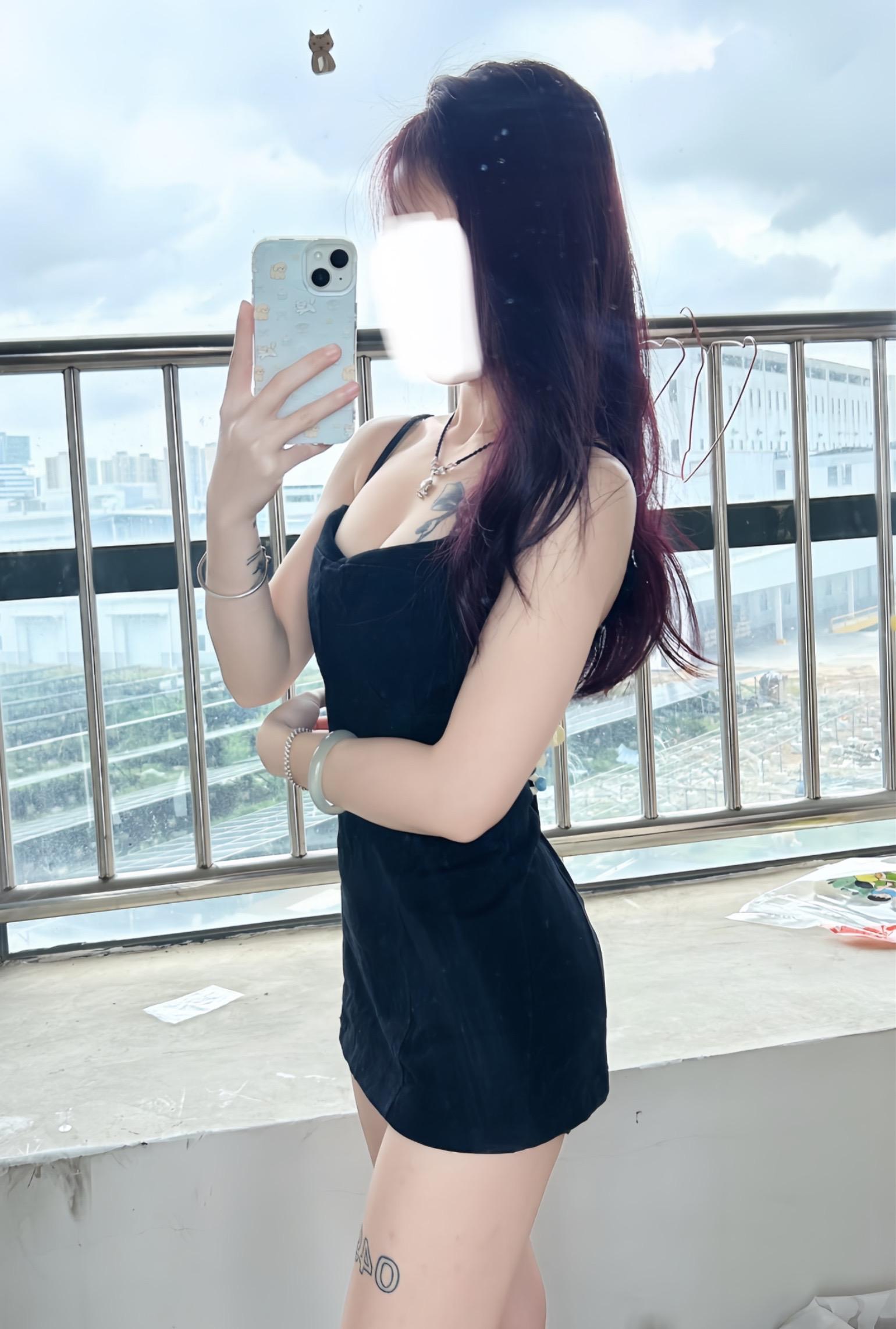 曾经有人说爱我 倒贴我都陪着 现在不必了我想要的花和钱 都有人双手捧上送我了