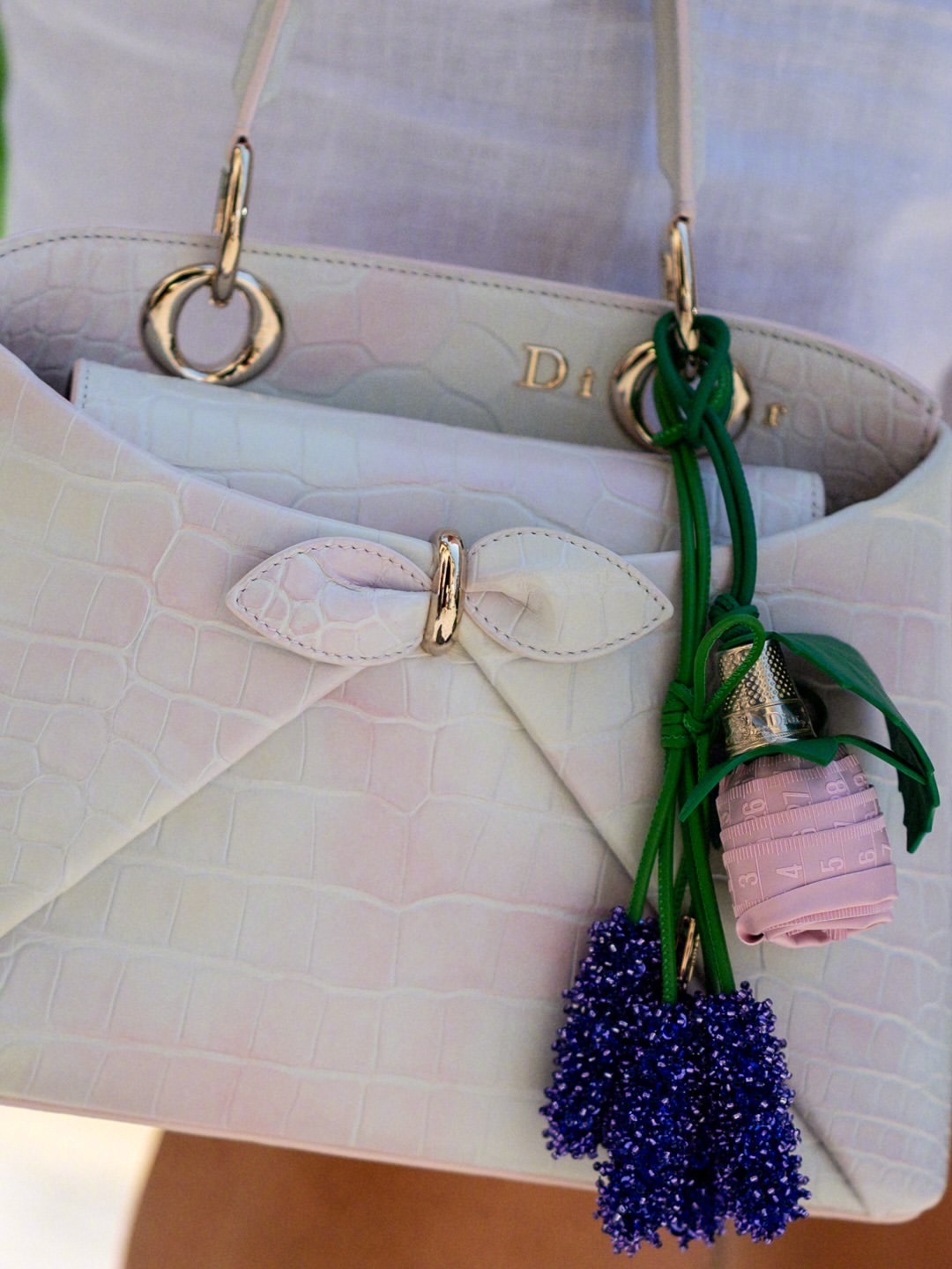 巴黎高定时装周 Dior 2026 高定系列发布秀秀场外潮人们的服饰细节。🌸?