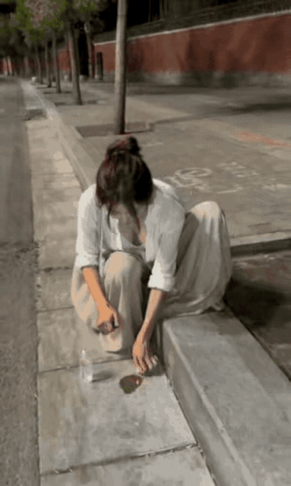 这位非遗小姐姐的喷火表演，靠的是实打实的功底，想不火都难。