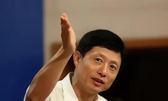 艾跃进说：资本主义的特点就是导致大量失业人口，从而可以任意剥削在岗员工

​这资