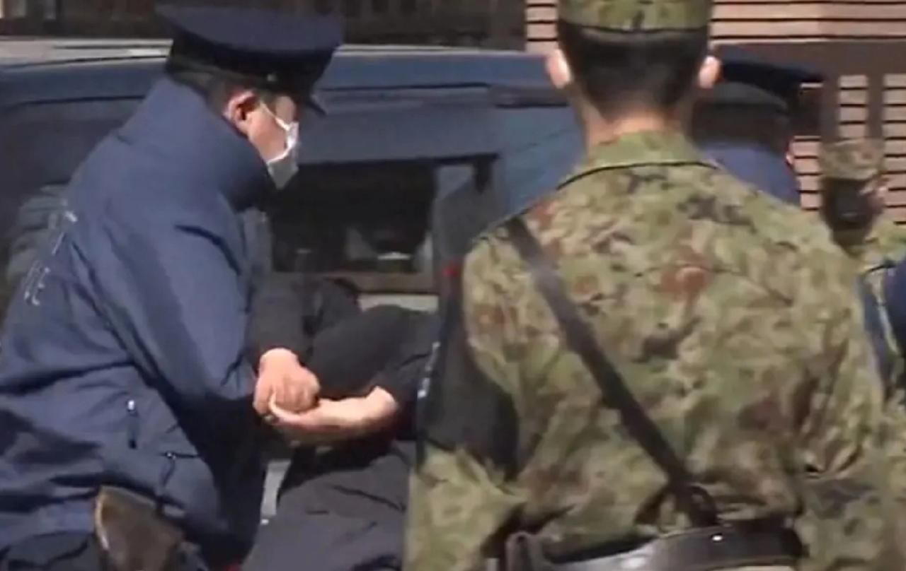 中驻日使馆被闯事件，看中日的两种“不自信”

最近，一个日本人持刀强闯中国驻日使