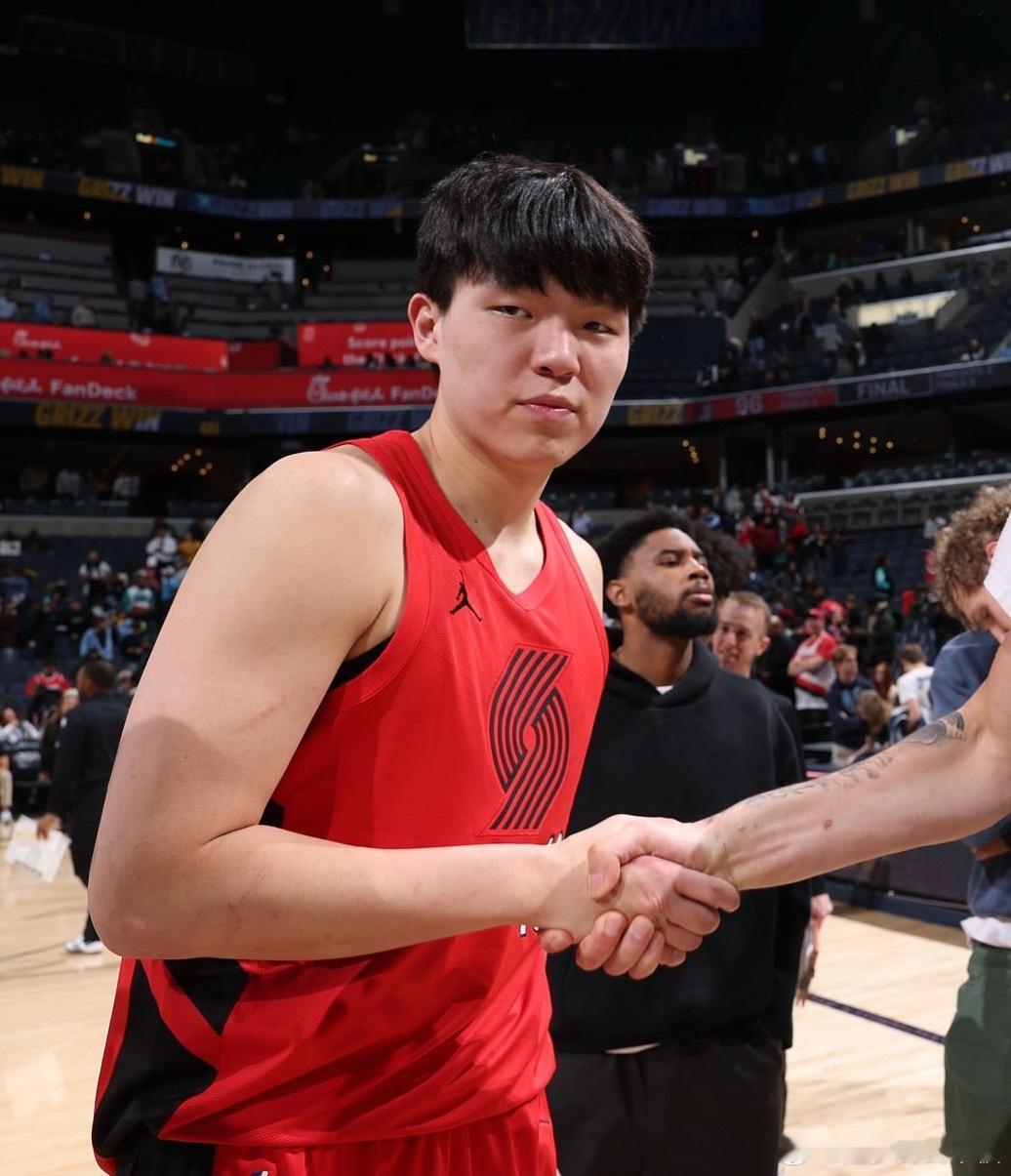 杨瀚森因面部挫伤，将缺席今天对鹈鹕的比赛。开拓者另外两位内线罗威、克林根也确定缺