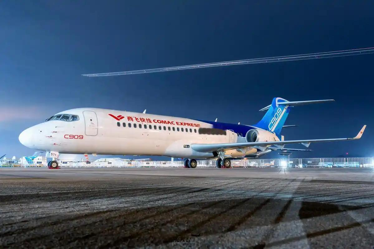 咱家的 C909，在越南飞了半年，租期一到，人家没续，飞机就这么飞回来了，很多人
