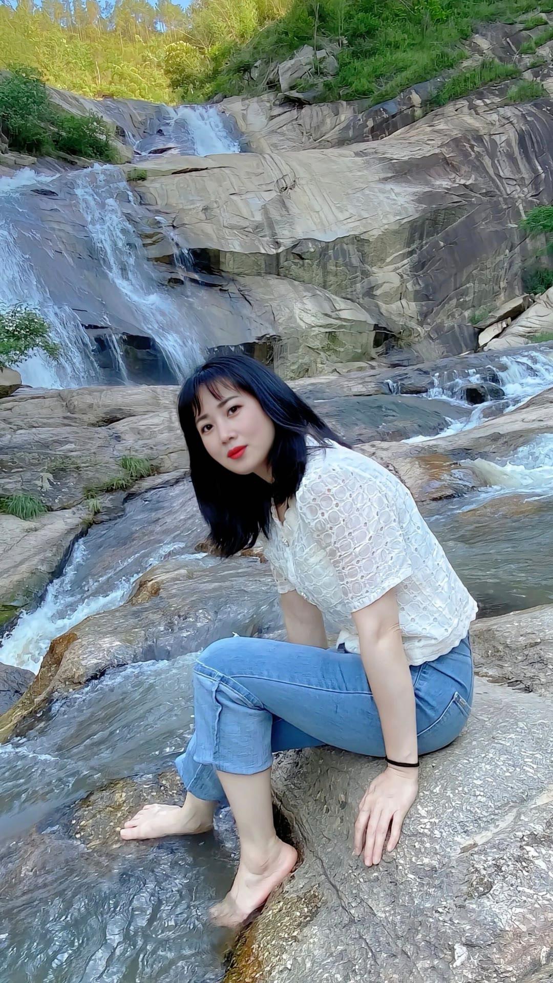 原来长大，不是变得快乐，而是学会了不动声色的难过