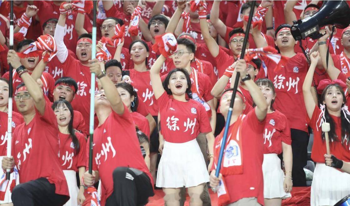 苏超徐州队3比0泰州队徐州力克泰州，小将双响称霸赛场！3-0 零封完胜，苗润东包