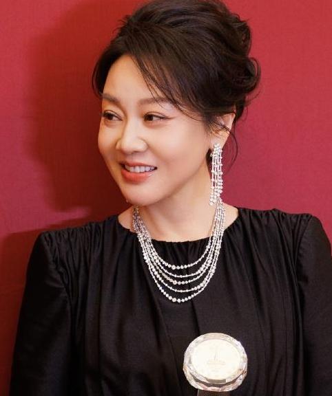 2025年12月23日，在第16届澳门国际电视节金莲花奖颁奖典礼上，闫妮凭借电视