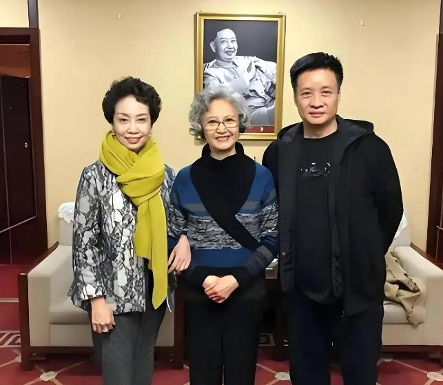 珍贵的一张合影，右边这位歌唱家大家一眼就能认出来，中间这位气质优雅的老艺术家是谁