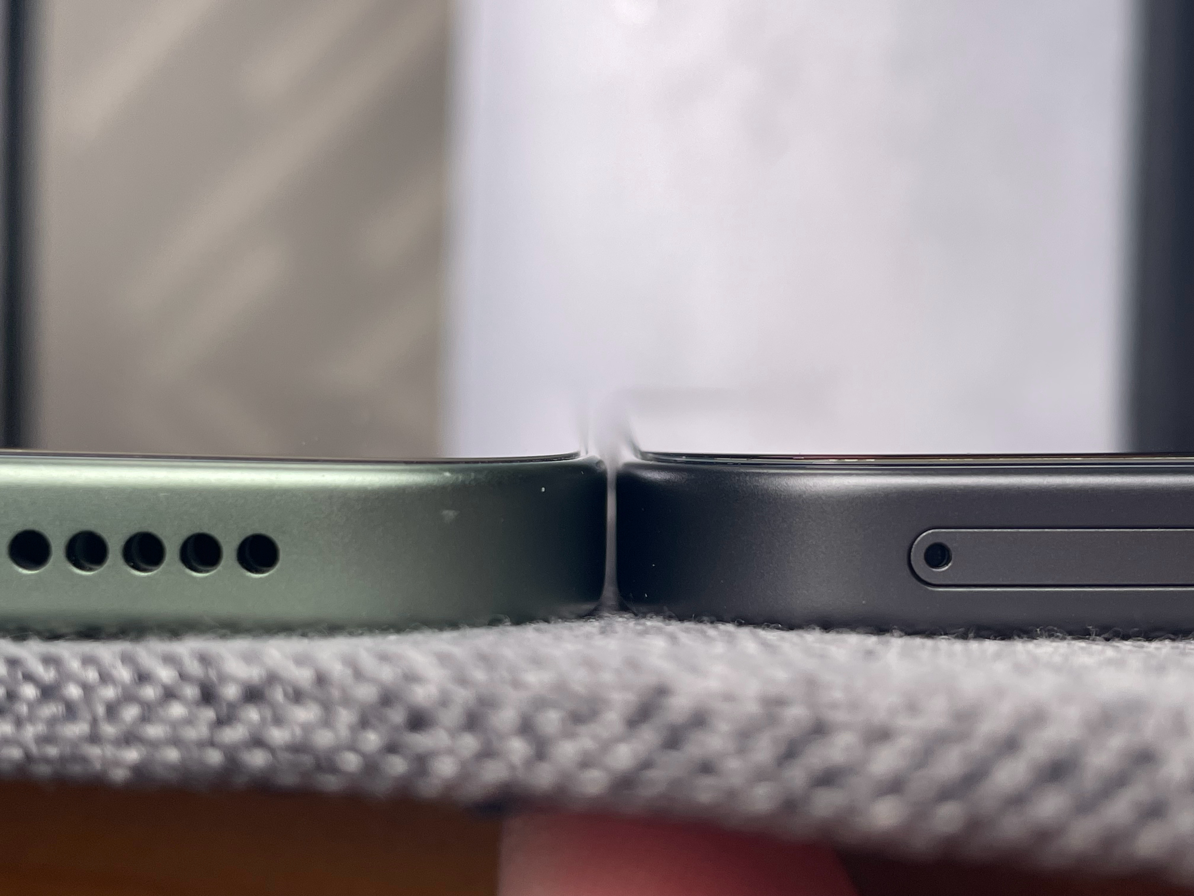 我们就对比自己的膜吧。绿色机贴的见峰0.2，黑色贴的丝印AR膜。一个总厚度0.2