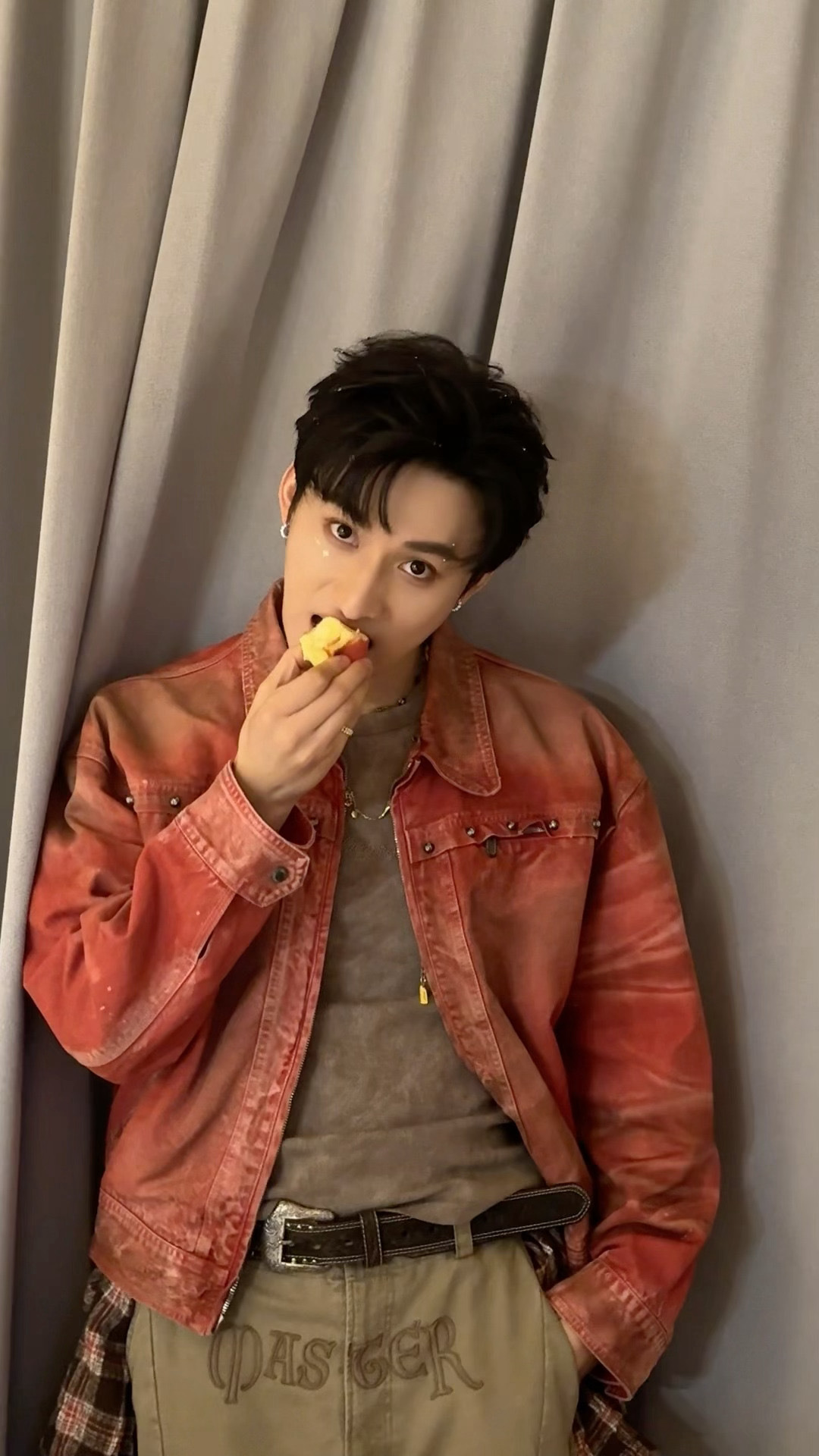 我沛恩妈咪：这个苹果甜吗oc老爸：甜呐（摇头晃脑～ 