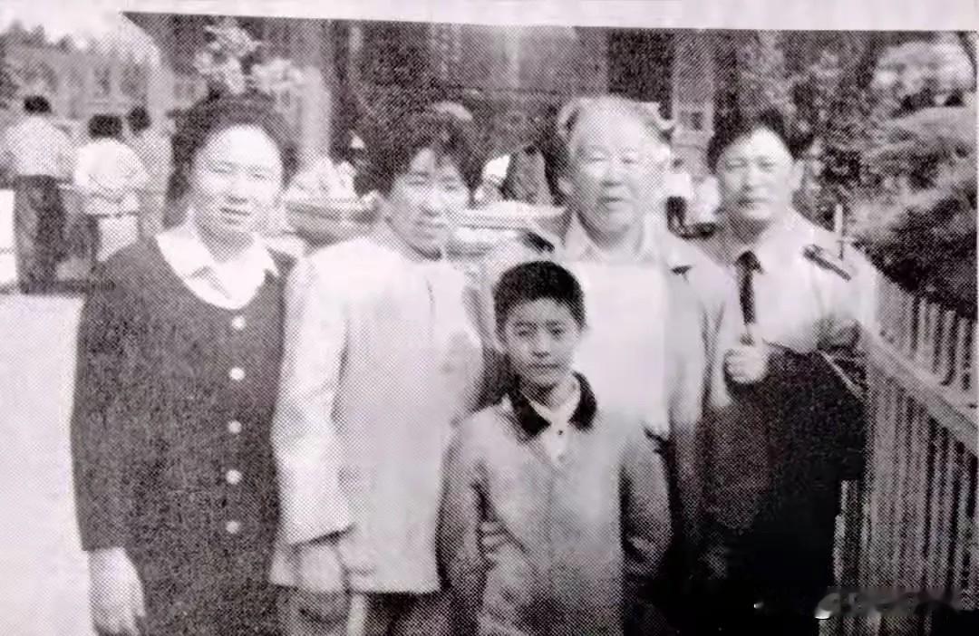 1985年4月6日，原160师师长张志信（右二）出任师生产经营总顾问和水泥厂筹建