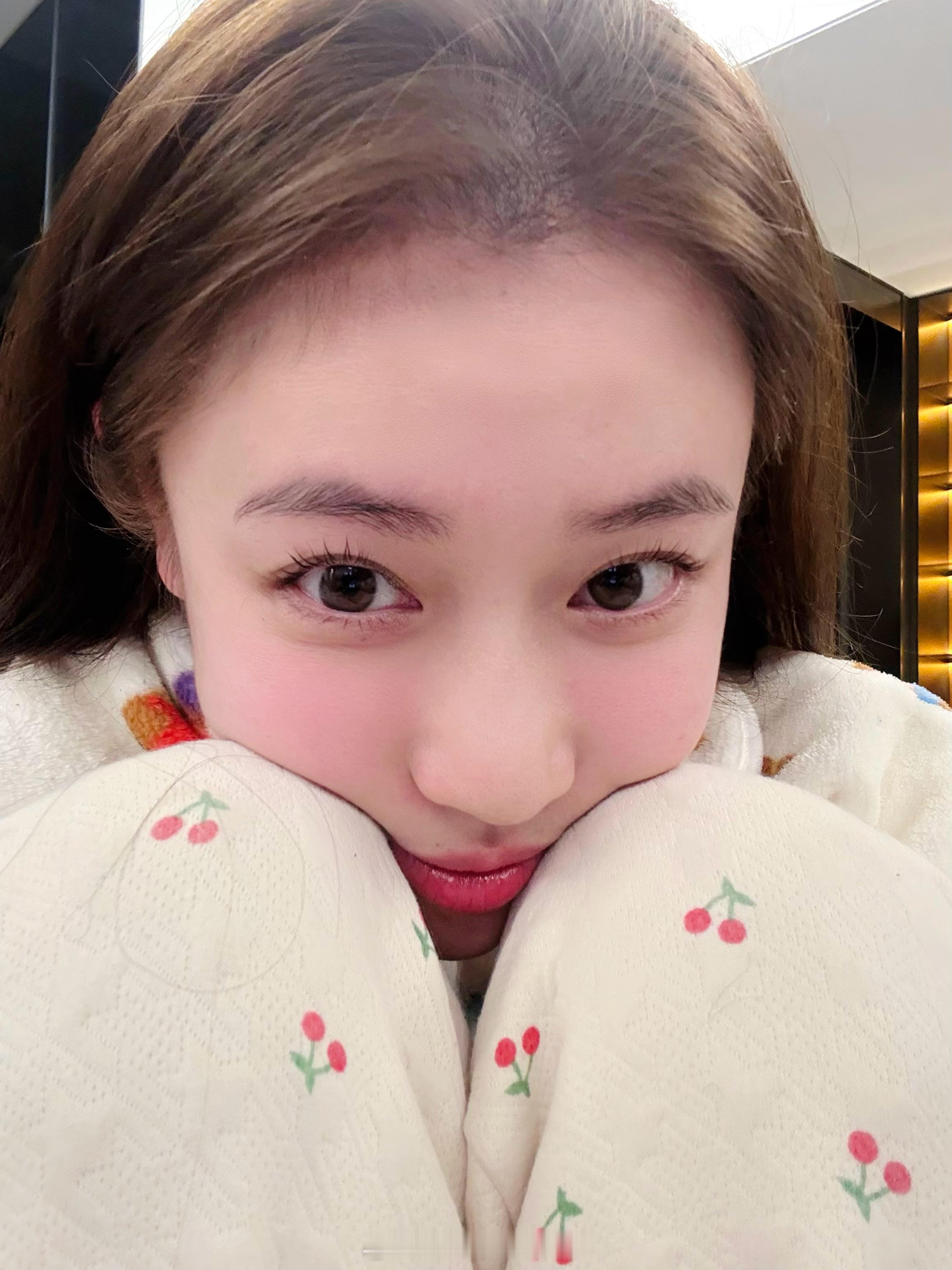 今天试一下卖萌😜最喜欢哪张啊！我咋觉得🍠那边更爱我御姐风了我早期可是甜妹啊啊