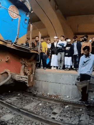 今天，印度的客车车厢连接依然使用螺旋车钩，也叫链式挂钩。需要用人工拿铁锤固定一下