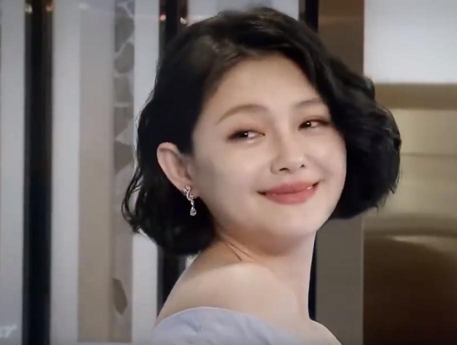 小s在韩国被网友偶遇，
具俊晔在回弯弯的飞机上，
被网友偶遇！原来两个人都去了韩