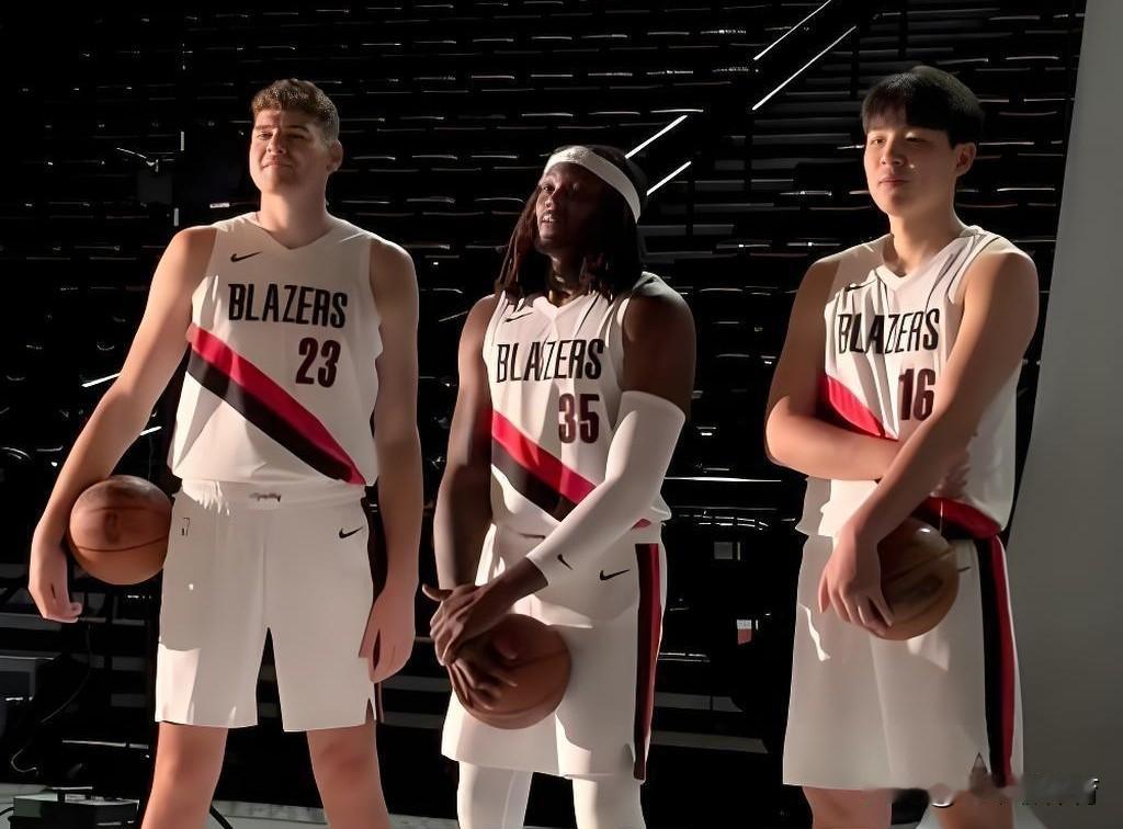 放着这么好的中锋不用，开拓者非要玩炮轰，压根不具备条件！
开拓者确实赛季初确实靠