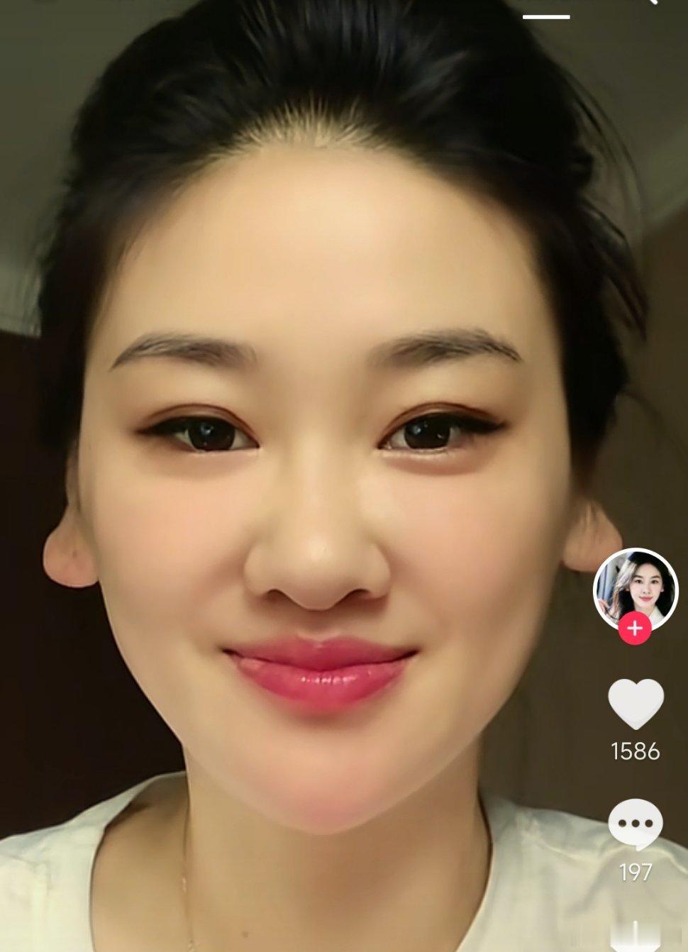 这种过犹不及的耳朵真没有什么美感，给人油腻之感。 