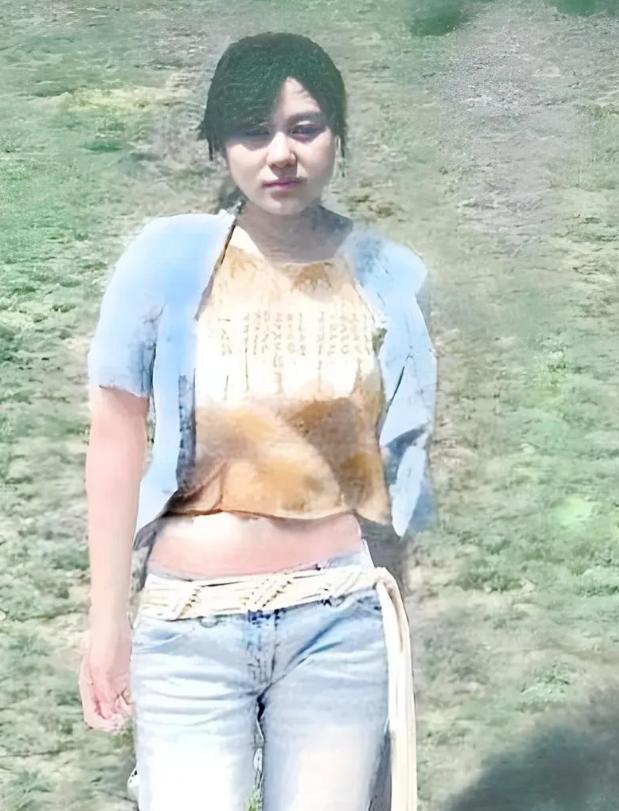 任雪生在偏僻的乡村，家里有两个哥哥。父母重男轻女，总觉得女儿是“别人家”的，将来