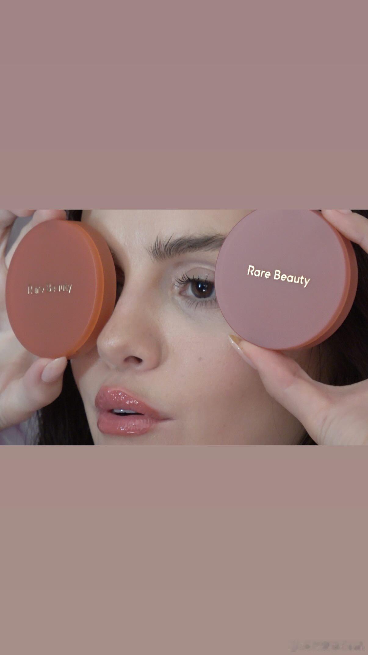 Selena Gomez赛琳娜戈麦斯为自家rare beauty拍摄宣传照的幕后