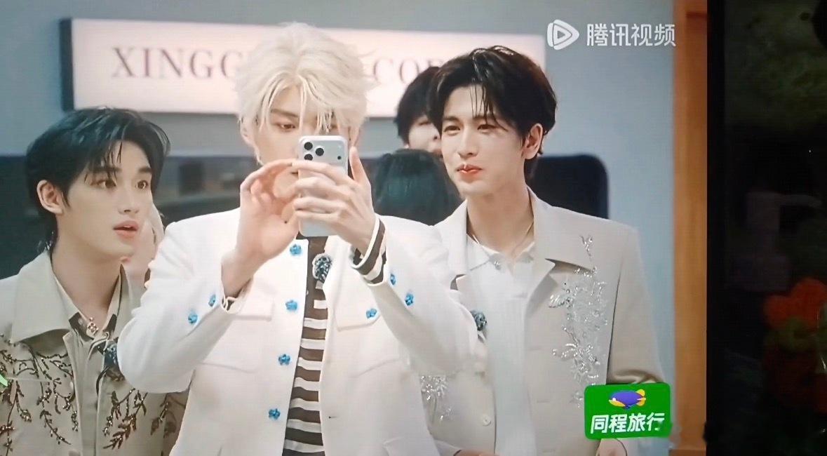 张凌赫就这么看着周柯宇放大自己笑开始推理吧