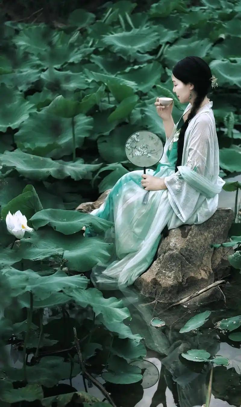 健康智慧对联
上联：夏荷点缀荷塘曲，请赐下联。健康智慧
上联：夏荷点缀荷塘曲
下