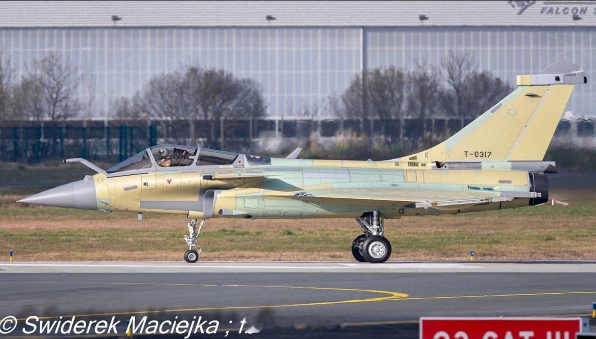 烽火问鼎计划印尼阵风单座战斗机T-0317正在梅里尼亚克机场滑行。 海外新鲜事