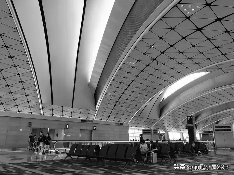 6月18日凌晨，香港国际机场3号停车场惊现一起涉案金额高达700万港元的黄金劫案