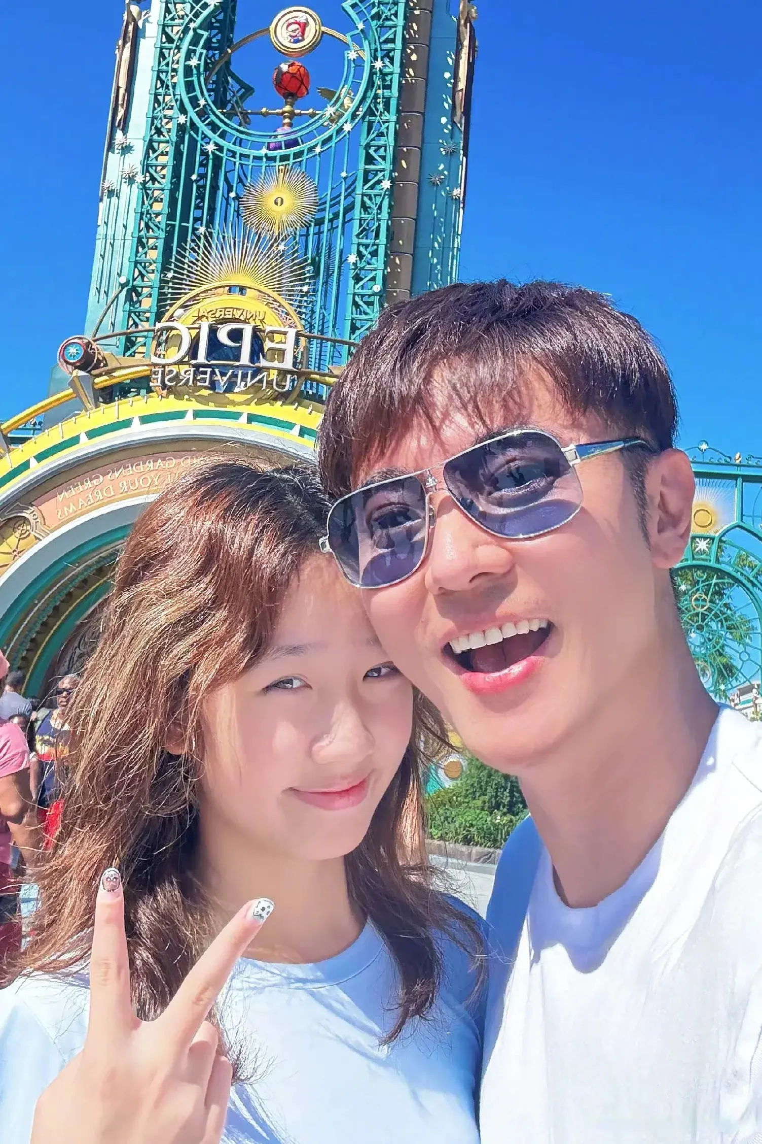 张丹峰晒与女儿合照，11岁张晞彤神似洪欣超甜美， 遗传美貌太吸睛！ ​​​