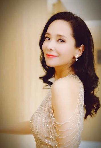 结婚 13 年，被传离婚传了十几年，郭羡妮自己都懒得回应了：“每年都这样，不用回