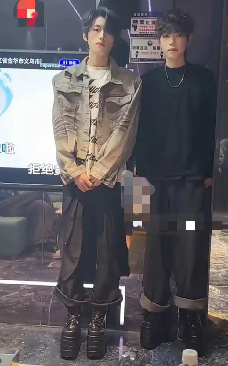 男人为了显个高，穿的高跟鞋逆天，女人都不敢穿这么高的鞋跟。