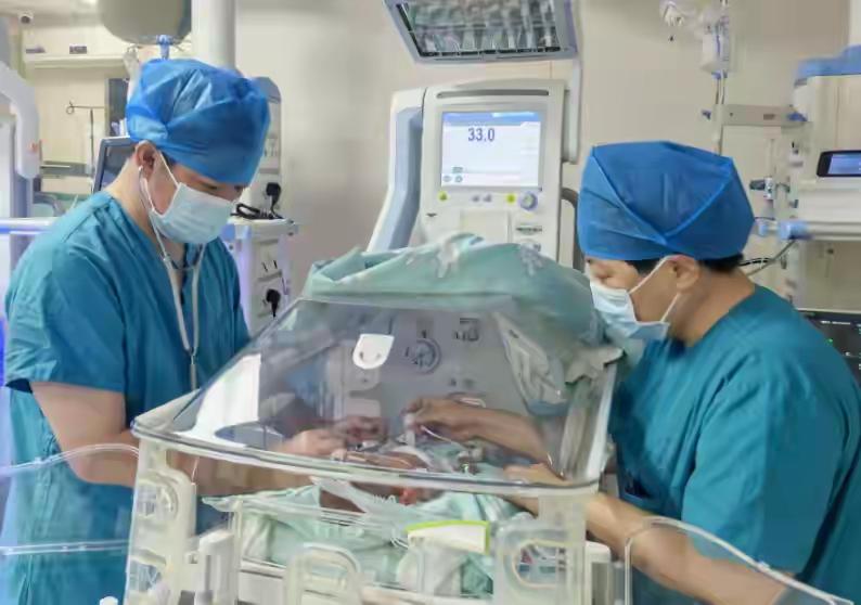 安徽这对超低体重双胞胎姐妹出院，简直是生命奇迹！这对胎龄仅27 + 4周的早产儿