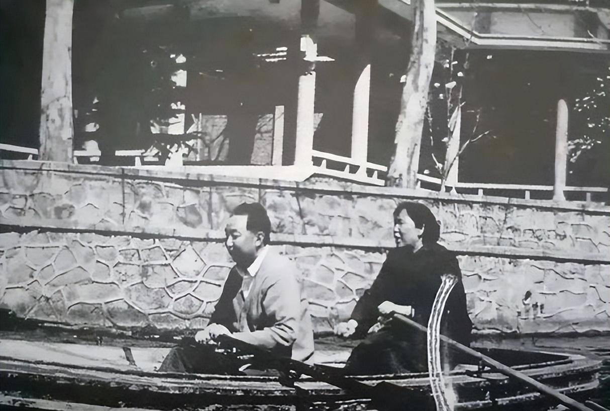 华国锋同志的夫人韩芝俊，晚年到底过着什么样的生活？

网上有些传言，把她的晚年生