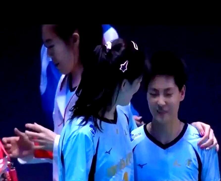 天津女排那场球，打着打着全队都哭了。

那不是一场普通的比赛，是给朱婷和李盈莹的