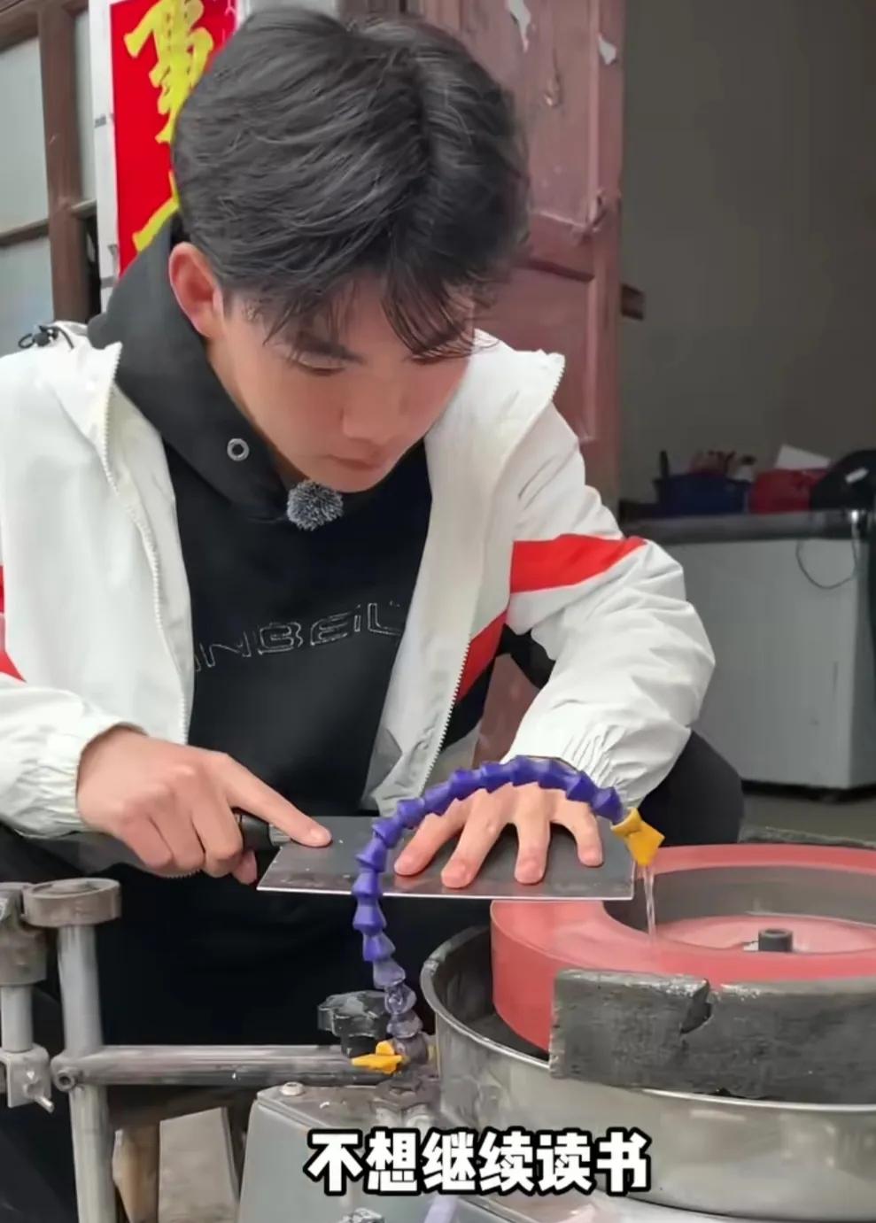 十七岁为人父，儿子如今也十七岁，弃学摆摊卖猪肉，年纪轻轻已能独当一面
 
男子1
