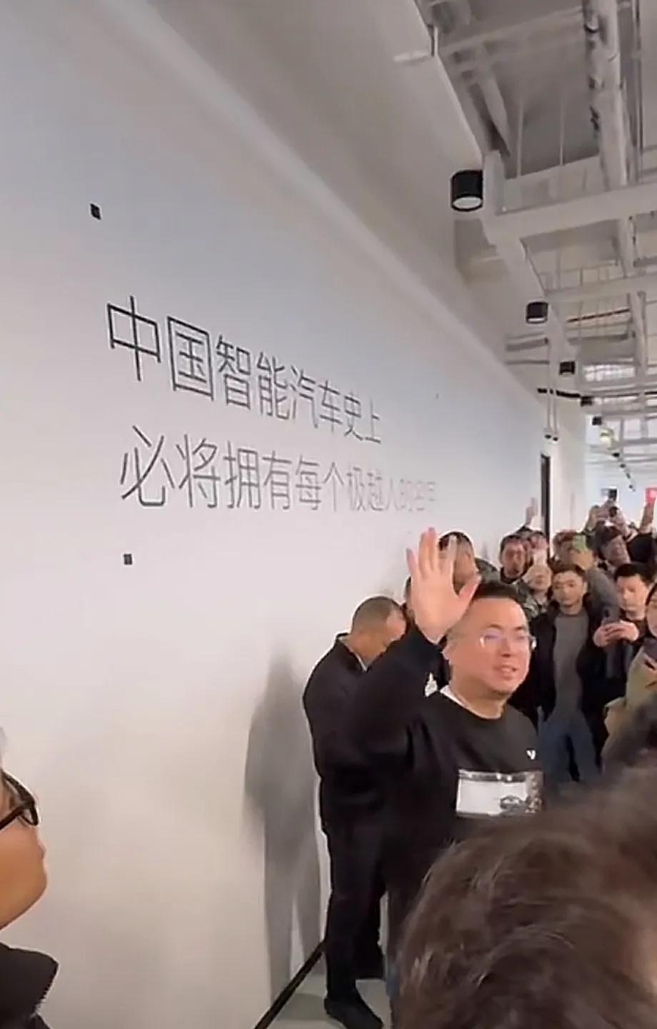 如果极越汽车是一个传统车企孵化出来的新势力品牌，一个月几千台的销量也能够苟延残喘