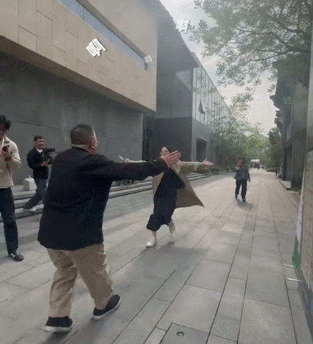 董浩与关凌相见，两人都很激动，大叫着抱在一起，关凌还是有些婴儿肥。

关凌隔着老