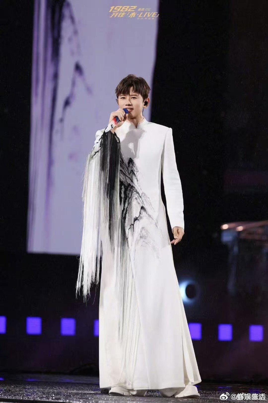 张杰一脚踏出舞台火花踏火起舞，张杰杭州演唱会新编《不眠之夜》名场面，火花从脚下迸