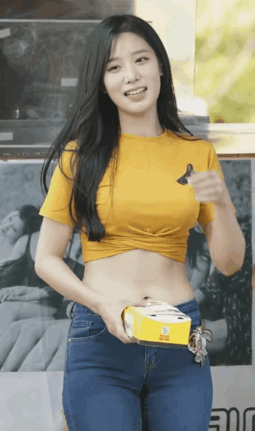 活动现场的黄衣姑娘（1）