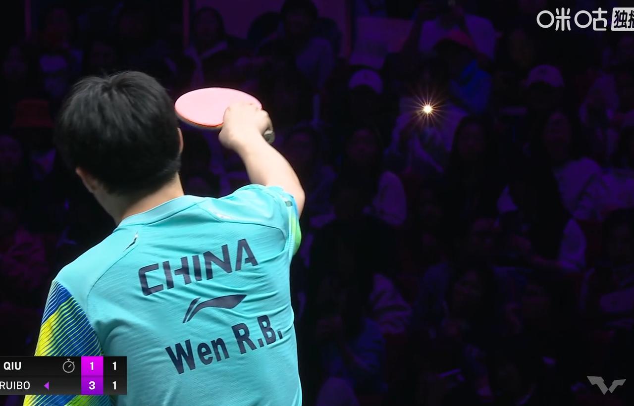 气愤！怪不得温瑞博状态不好，原来有人拿闪光灯照他。

前三局
温瑞博把邱党打的没