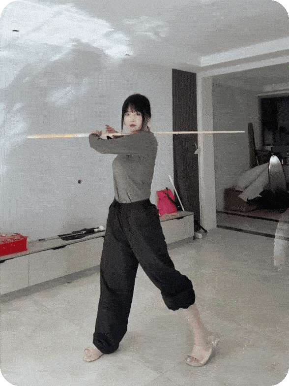 美女练习棍法，失手直接打到自己脑袋，隔着屏幕都感觉到疼！
网友调侃：要不咱就别练