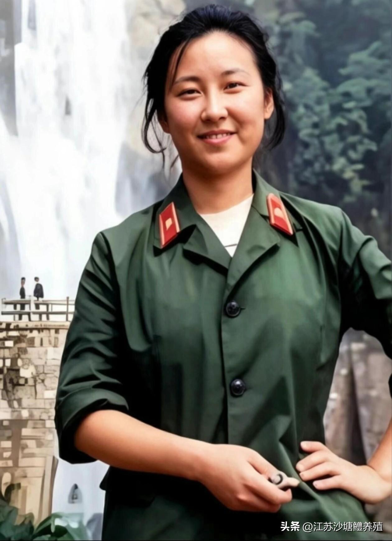 吴玲，
是1986年老山前线的一名女军医，
时年21岁。
在211高地的拔点作战