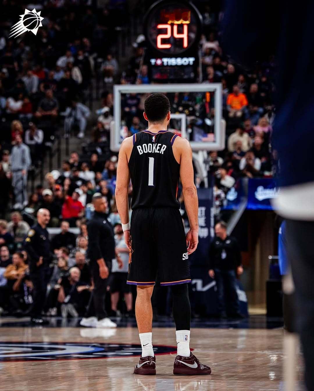 6人得分上双！昨晚对阵快船数据如下📊布克：21分10篮板9助攻马威：19分6篮