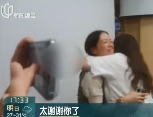 “有钱就是任性！”上海一女子在高铁站上厕所时，突然发现厕所隔间挂着一个袋子，打开