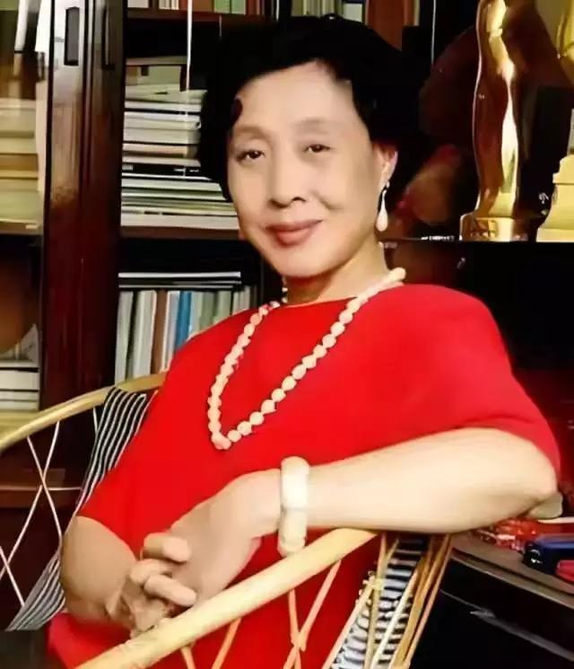 许家印和两个儿子被判刑，他的妻子丁玉梅是如何脱身的？。2022年他俩离婚，外界觉