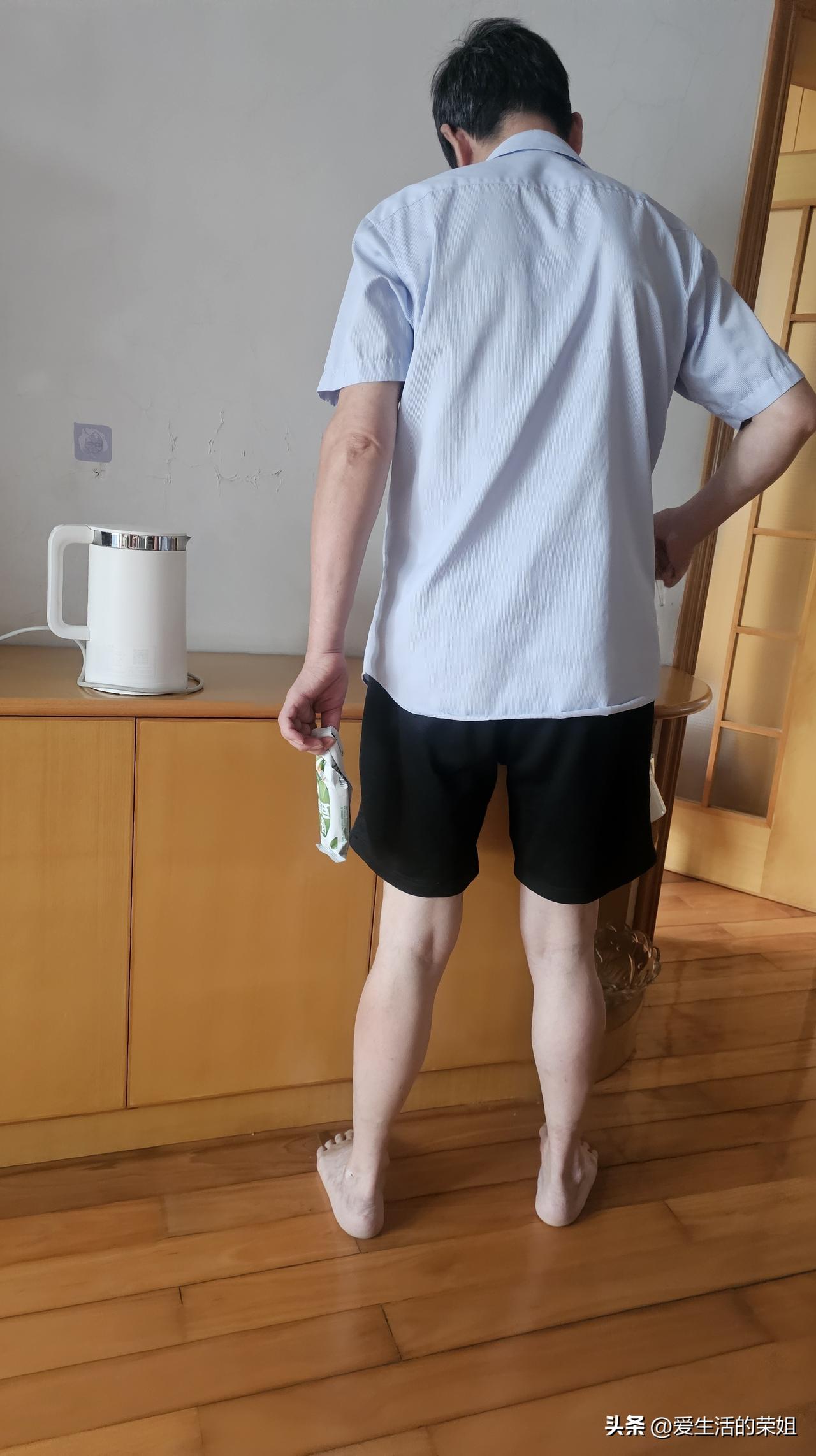 我真是服了我的老公，一天最起码要吃上好几支冰棒。

感觉跟小孩一样，没有控制力。