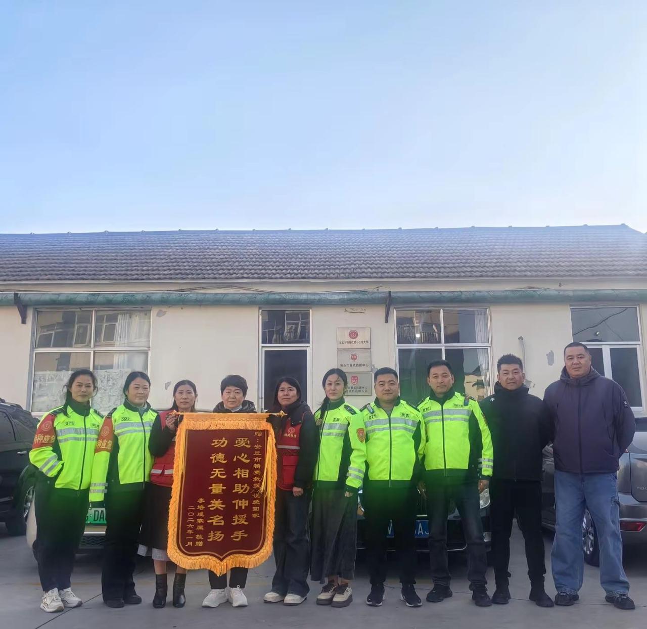 家属的锦旗是对兄弟们的认可，是老百姓发自内心的感激之情。