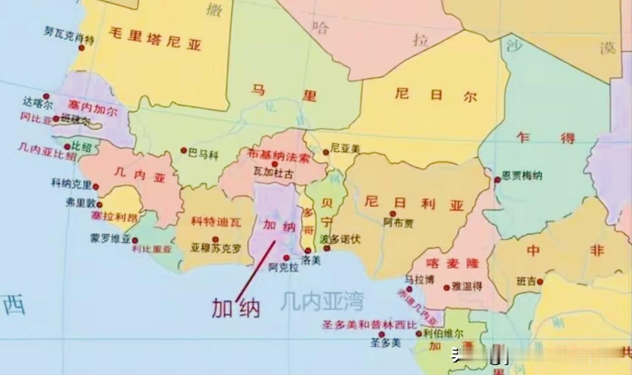 加纳一架军用直升机在该国中部坠毁，导致8人遇难。令人震惊的是，加纳防长爱德华·博