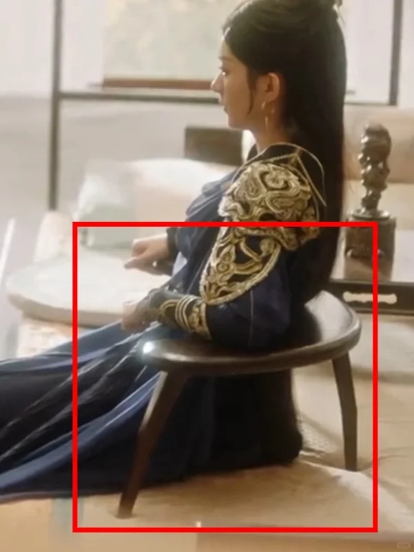 是错觉吗❓她坐的居然不是椅子❗
