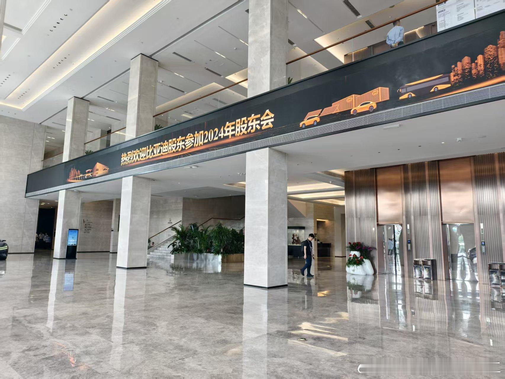 比亚迪[超话]比亚迪股东会问答内容:第一个问题是关于智能驾驶，王总强调在保证安全