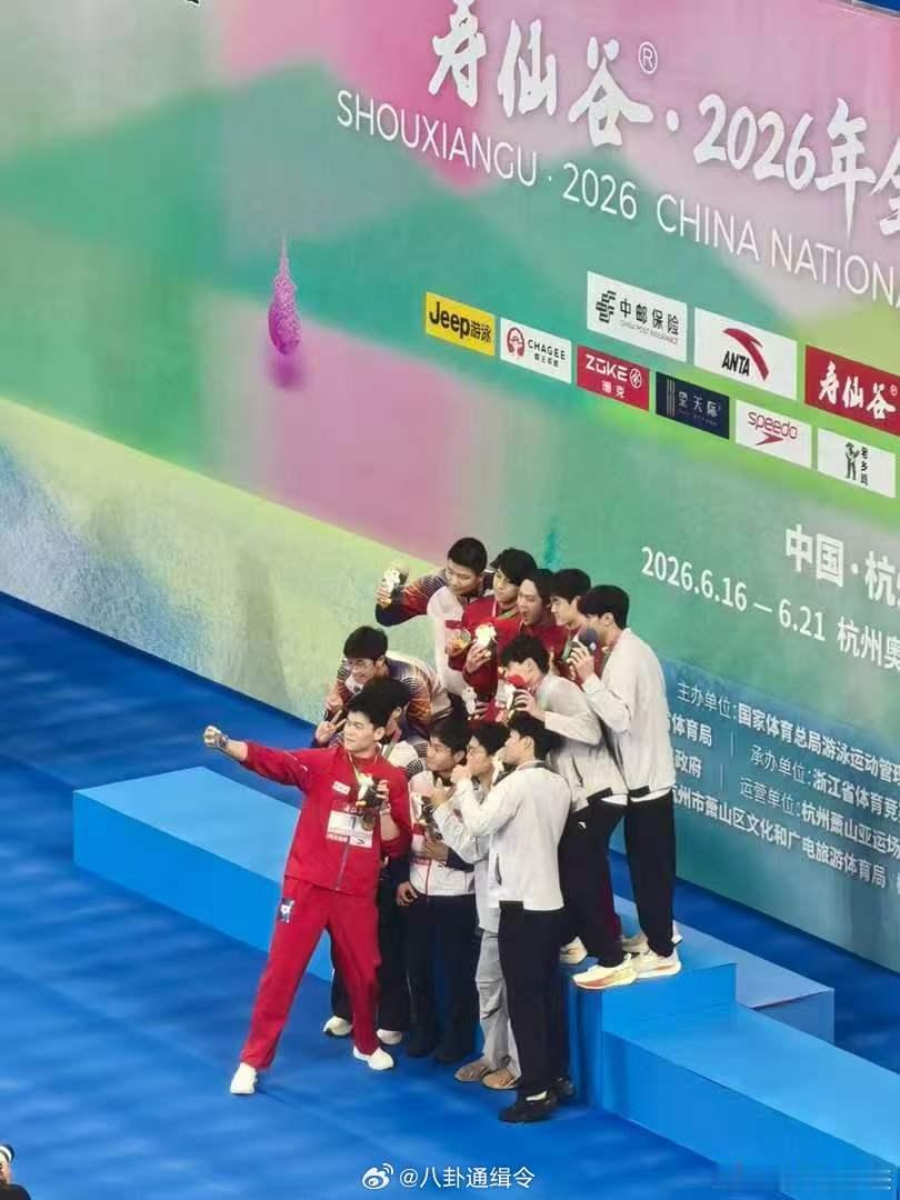 孙杨孙杨泳池里走出的传奇不惧岁月带来的年龄差距，始终为心中热爱全力拼搏，这样执着